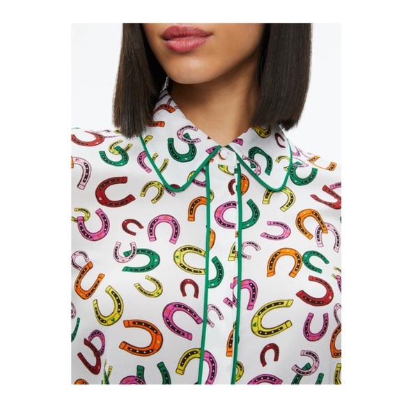 New! ALICE + OLIVIA “Lucky You” Willa Placket Horseshoe Silk Top with Piping - Picture 3 of 11